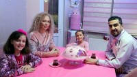 Gaziantepli Barbie Ailesinin Pembelerle Dolu Yaşamı